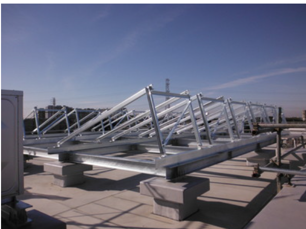 ビル屋上に太陽光の架台設置