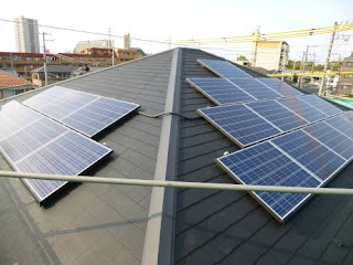 スレート屋根に2面の太陽光発電を設置