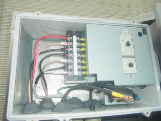 蓄電池の電源、通信線の接続部