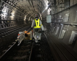 地下鉄トンネル内での電気工事